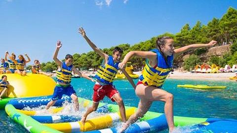 7 παραλίες με παιδική χαρά δίπλα (ή μέσα) στη θάλασσα